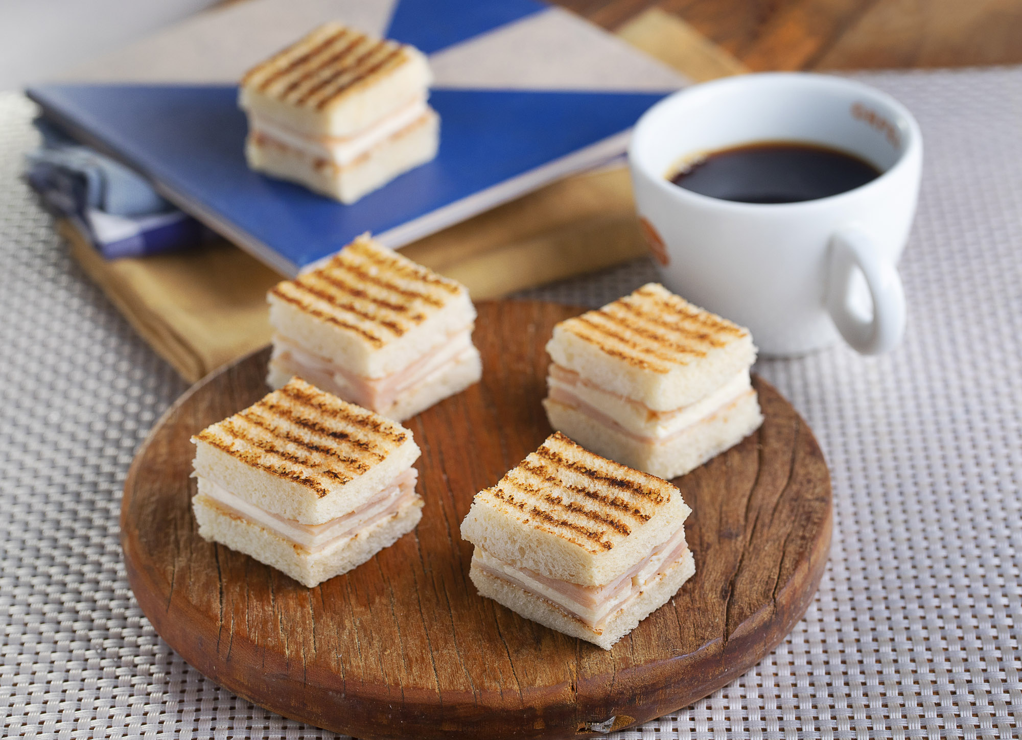 Mini Tostex de peito de peru e queijo frescal